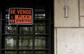 ep archivo   vista de un cartel de se vende en un portal de un edificio de viviendas
