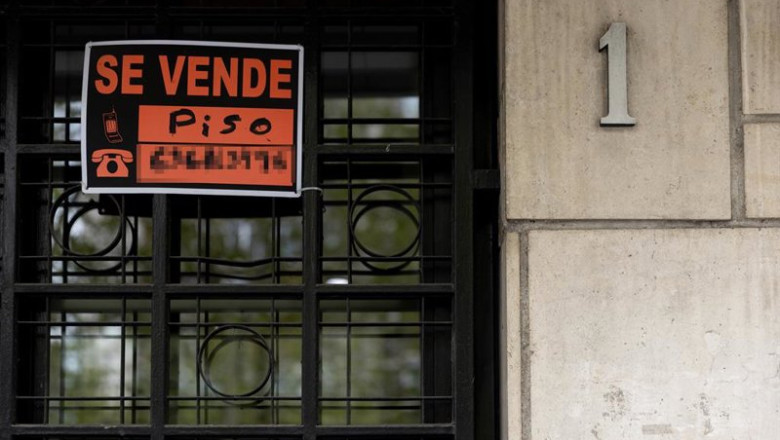 ep archivo   vista de un cartel de se vende en un portal de un edificio de viviendas