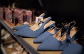 ep archivo   zapatos en un comercio minorista