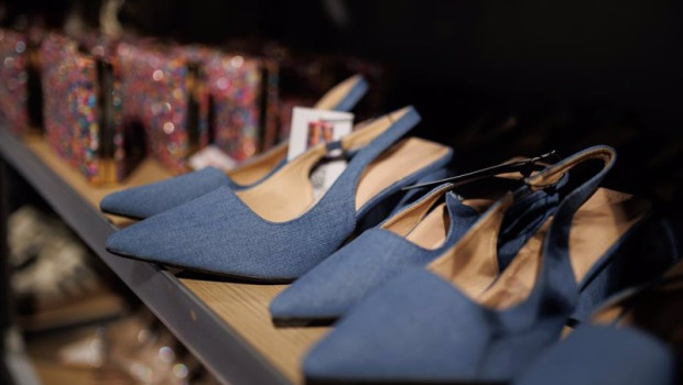 ep archivo   zapatos en un comercio minorista