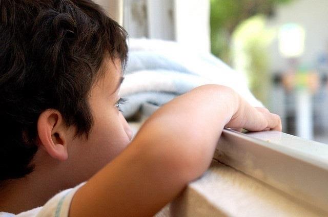 ep autismo nino mirandola ventana