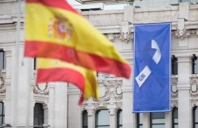 ep bandera de espana y bandera con el lazo que simboliza la lucha unida del pueblo de madrid en la
