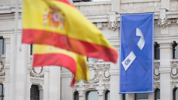 ep bandera de espana y bandera con el lazo que simboliza la lucha unida del pueblo de madrid en la