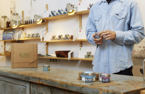 ep chicho fundador de la tienda-obrador de cosmetica natural karu creada con la ayuda de un