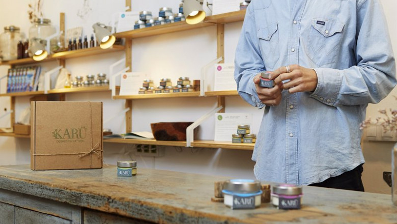 ep chicho fundador de la tienda-obrador de cosmetica natural karu creada con la ayuda de un