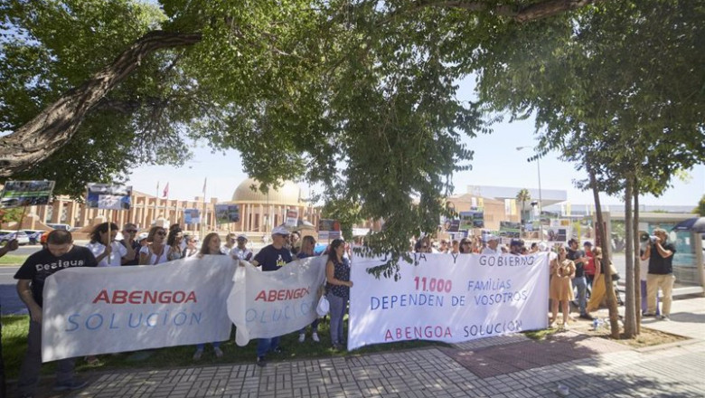Concentración de trabajadores de Abengoa a las puertas de FIBES durante la reunión de la Junta de Andalucía y el Gobierno de España para abordar el futuro de la multinacional Abengoa en el Palacio de Congresos. | Joaquin Corchero - Europa Press ep concentracion de trabajadores de abengoa a las puertas de fibes durante la reunion de la junta de