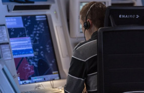 ep controlador aereo en un centro de control de enaire