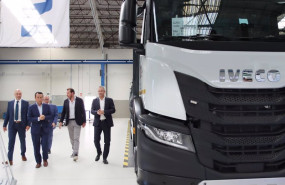 ep el alcalde de valladolid oscar puente y representantes de iveco durante la inauguracion del nuevo