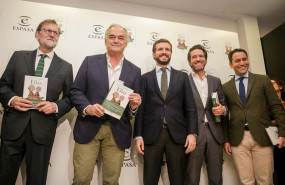 ep el expresidente del gobierno mariano rajoy 1i el autor del libro ellas esteban gonzalez pons 2i