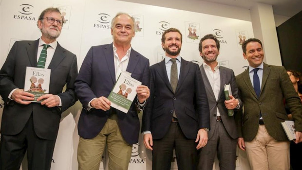 ep el expresidente del gobierno mariano rajoy 1i el autor del libro ellas esteban gonzalez pons 2i