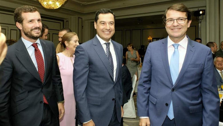 El presidente del PP, Pablo Casado; el presidente de la Junta de Andalucía, Juan Manuel Moreno Bonilla, y el presidente de la Junta de Castilla y León, Alfonso Fernández Mañueco, en el desayuno informativo de Nueva Economía Fórum. | JCYL ep el presidente del pp pablo casado el presidente de la junta de andalucia juan manuel moreno