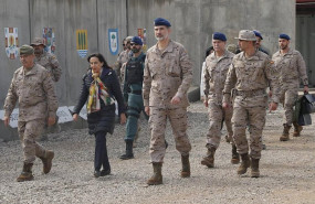 ep el rey y la ministra de defensa margarita robles en una visista a besmayah irak en junio de 2019