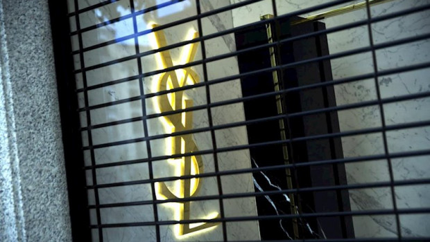 ep fachada y letrero de gucci e yves saint laurent del grupo frances de lujo kering que registro una