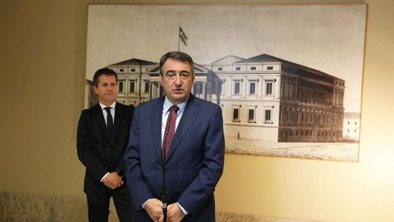 ep los portavoces del pnv en el senado y el congreso jokin bildarratzi y aitor esteban d ofrecen