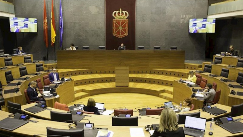 ep mesa y junta de portavoces del parlamento de navarra en el salon de plenos para guardia distancia ep mesa y junta de portavoces del parlamento de navarra en el salon de plenos para guardia distancia