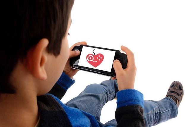 Niño jugando. Videojuego de salud. | COM SALUD ep nino jugando videojuegosalud