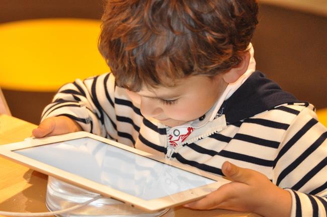 Niño usando una tablet | PIXABAY ep nino usandotablet