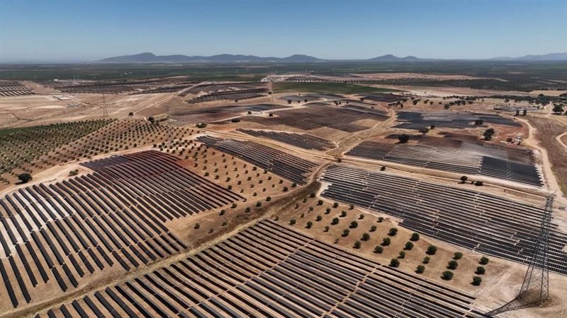 Acciona Energía instala un sistema de almacenamiento con baterías en la planta de Almendralejo