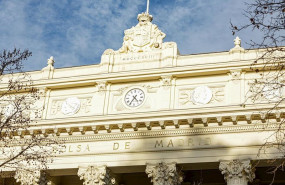 ep reloj de la fachada exterior del palacio de la bolsa de madrid en la plaza de la lealtad n1 de