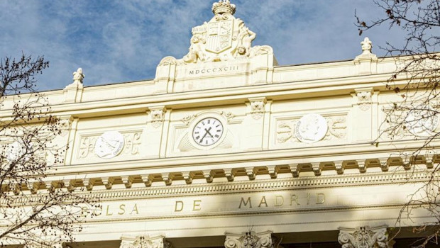 ep reloj de la fachada exterior del palacio de la bolsa de madrid en la plaza de la lealtad n1 de