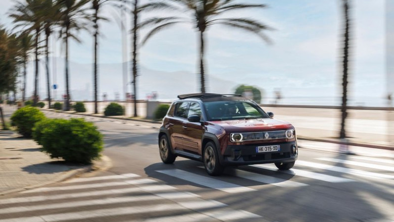 Renault lanza el Renault 4 Plein Sud, la versión descapotable del 'Cuatro Latas' con 409 km de autonomía | THOMAS ANTOINE/CETADI PROD ep renault lanza el renault 4 plein sud la version descapotable del cuatro latas con 409 km de