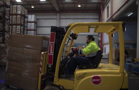 ep trabajador en un almacen