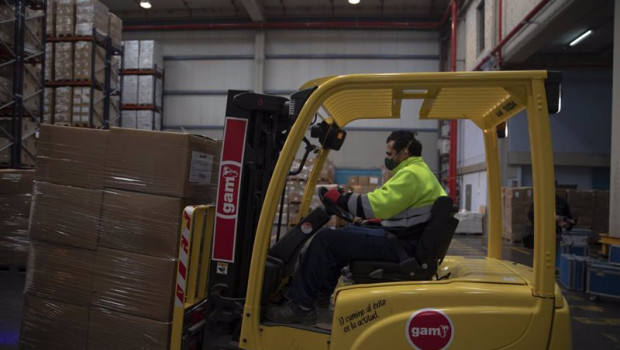 ep trabajador en un almacen