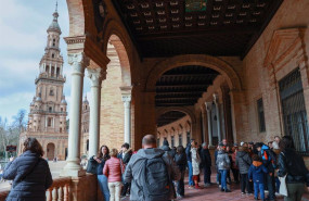 ep turistas visitan la plaza de espana de sevilla