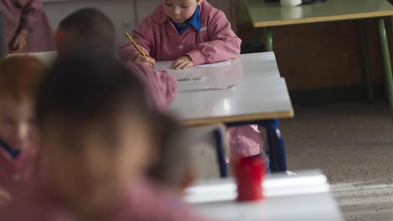 Un alumno de Educación Infantil dibuja en un colegio de Madrid. | EUROPA PRESS - Archivo ep un alumnoeducacion infantil dibujaun colegiomadrid