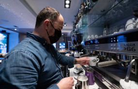 ep un camarero sirve un cafe en un establecimiento