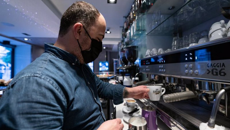 Un camarero sirve un café en un establecimiento | Iñaki Berasaluce - Europa Press - Archivo ep un camarero sirve un cafe en un establecimiento