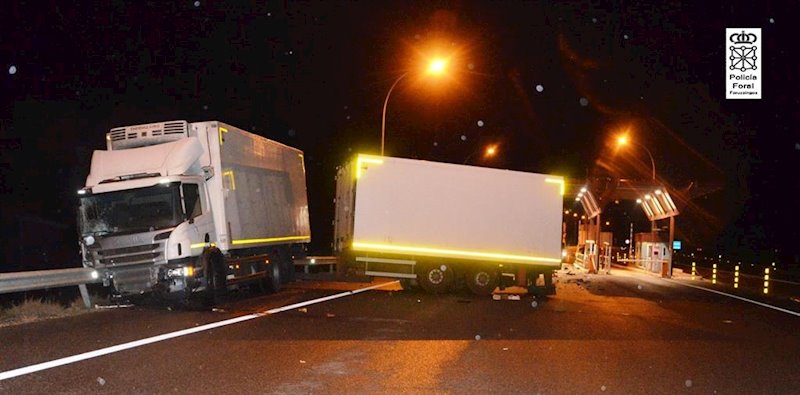 ep un camion choca contra la entrada de un peaje en corella ep un camion choca contra la entrada de un peaje en corella