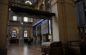 ep un grupo de personas realiza una fotografia a los valores del ibex 35 en el palacio de la bolsa a