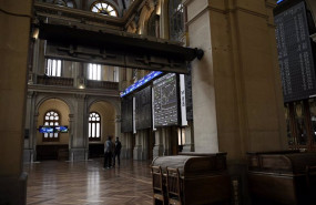 ep un grupo de personas realiza una fotografia a los valores del ibex 35 en el palacio de la bolsa a ep un grupo de personas realiza una fotografia a los valores del ibex 35 en el palacio de la bolsa a