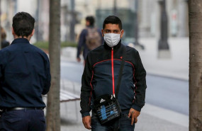 ep un hombre lleva mascarilla para protegerse del coronavirus en una calle de madrid a 11 de marzo ep un hombre lleva mascarilla para protegerse del coronavirus en una calle de madrid a 11 de marzo