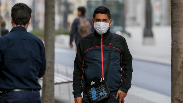 ep un hombre lleva mascarilla para protegerse del coronavirus en una calle de madrid a 11 de marzo