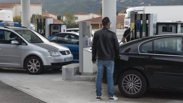 ep un hombre resposta su vehiculo en una gasolinera de el boulou