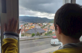 ep un nino observa la calle desde el interior de su casa en pleno confinamiento por el estado de
