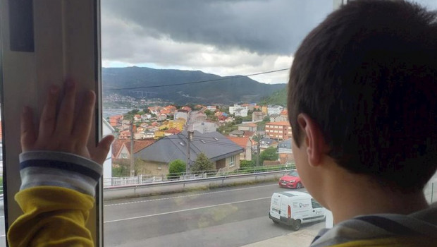 ep un nino observa la calle desde el interior de su casa en pleno confinamiento por el estado de