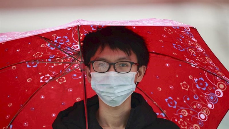 Un transeúnte con mascarilla por el coronavirus. | Jeremy Hogan ep un transeunte con mascarilla por el coronavirus