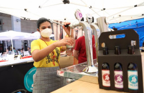 ep una camarera sirviendo una cerveza