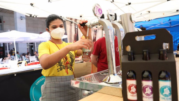 ep una camarera sirviendo una cerveza