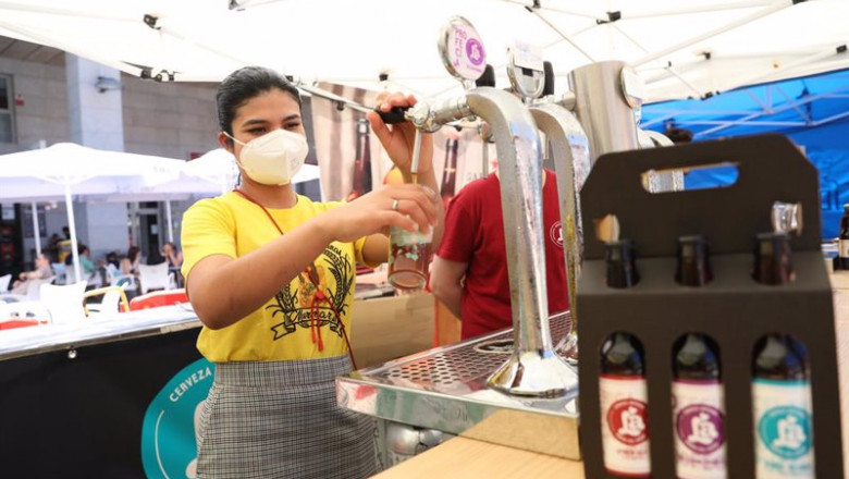 ep una camarera sirviendo una cerveza