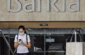 ep una mujer sale de la sede de bankia en valencia comunidad valenciana espana a 4 de septiembre de