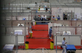 ep una sanitaria camina por un pasillo del hospital temporal de ifema para enfermos con covid-19