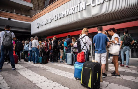ep varias personas a las puertas de la estacion del tren de chamartin con motivo de la incidencia ep varias personas a las puertas de la estacion del tren de chamartin con motivo de la incidencia