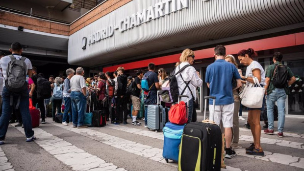 ep varias personas a las puertas de la estacion del tren de chamartin con motivo de la incidencia