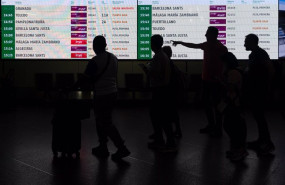 ep varias personas en la estacion de trenes puerta de atocha almudena grandes en madrid espana