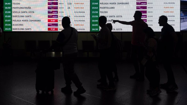 ep varias personas en la estacion de trenes puerta de atocha almudena grandes en madrid espana