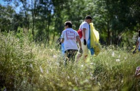 ep voluntarios recogen basurala naturalezala campana 1m2la naturaleza
